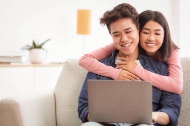 Asyalı bir çift dizüstü bilgisayar kullanarak interneti tarıyor ya da evdeki koltukta oturup internetten film izliyor. Hafta sonu yaşam tarzı, Japon eşler kapalı mekanda bilgisayar kullanıyor. Boşluğu Kopyala