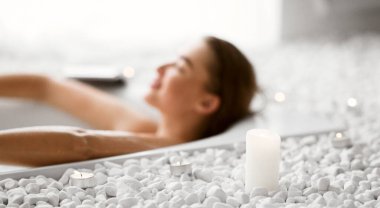 Mumlar ile Banyoda Rahatlatıcı Genç Kadın, Zor Gün Sonra Dinlenme