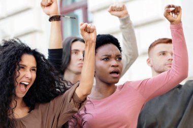 Uluslararası protestocu grubunun sokakta ırkçılığa karşı grev yapmasına yakın çekim. Çok ırklı gençler hükümet binasının yanında isyan çıkarıyorlar. Irkçılık, ayrımcılık kavramı