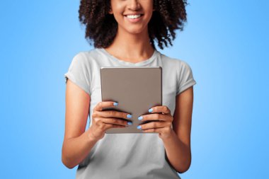 Uzaktan çalışma, çevrimiçi yazışmalar, romantik sohbet ve modern cihaz. Mutlu Milenyum Afro-Amerikan kadınları dijital tablet taşıyın ve mesajları okuyun, mor arka planda izole edilmiş, stüdyo çekimi, serbest alan