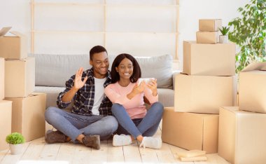 Olumlu milenyum çifti yeni evlerinde arkadaşlarıyla ya da aileleriyle video görüşmesi yapıyor, kameraya el sallıyor, kopyalama alanı yaratıyor. Yeni evliler kendi evlerine taşınıyor.