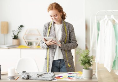Moda Tasarımcısı kadın atölye stüdyo tablet Ile çalışma