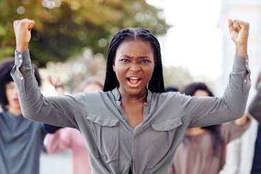 Siyahi kadın çok ırklı aktivistlere rehberlik ediyor, yumrukları kaldırıyor, birlik ve güç gösteriyor, milenyum grevcileri farklı milletler sokakta yürüyor, ayrımcılığı protesto ediyorlar.