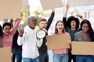 Afro-Amerikan gençleri tarafından yönetilen öfkeli öğrenciler sokakta boş pankartlarla ve sloganlarla yürüyorlar. Çok ırklı bin yıllık bir grup koronavirüs salgınına karşı grev yapıyor.