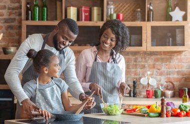 Tür siyah veliler nasıl sağlıklı yemek pişirmek için sevimli kızı öğretim, mutfak iç, kopya alanı