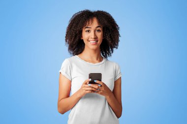 Modern öğrenci blogcuları internette arama yapıyor. Bin yıllık gülümseyen Afro-Amerikan kadını. Kıvırcık saçlı, telefonla konuşan, mor arka planda izole edilmiş, boş bir alanda sohbet eden.