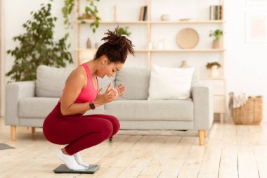 Zayıflamada başarısız. Evde kilo aldıktan sonra kilo alan siyahi bir kadının bağırışları şok ediciydi. Obezite, kilolu kavram. Metin için Boşluk