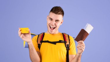 Sırt çantasında pasaportu, uçak bileti ve kredi kartıyla mavi stüdyo geçmişi olan heyecanlı bir Kafkasyalı turist. Milenyum adamı tatilini ya da tatilini yurt dışında geçirmeyi planlıyor.