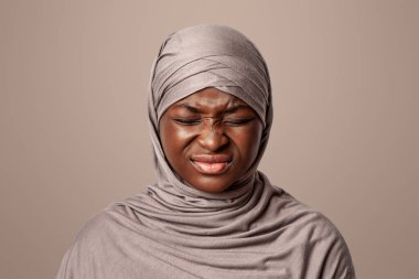 Olumsuz Duygu. Sinirli Siyahi Müslüman Kadın Portresi Işık Stüdyoları Arkaplanındaki hoşnutsuz yüz ifadesi, Başörtülü Afrikalı Sinirli Kadının Kapanışı, Boşluğu Kopyala