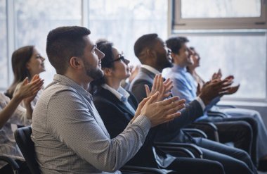 İş konferansı. Seminerde hoparlörlere el çırpan meslektaşlar