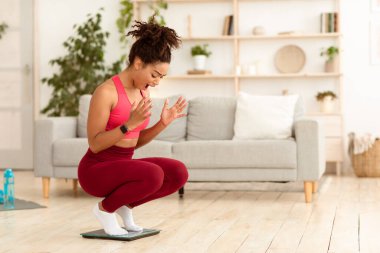 Kilo Verme Başarısızlığı. Mutsuz siyahi kadın içeride ağırlık tartıları üzerinde bağırıyor. Metin için Boş Boşluk