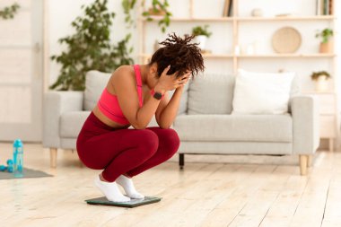 Kilo alma. Kilo alan, zayıflayan, evde diyette kilo vermeyen, ağlayan umutsuz siyah kız. Boşluğu Kopyala