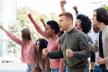 Çok ırklı bir grup öğrencinin slogan atması, gösteri sırasında yumruk atması, eğitim reformlarına karşı savaşması, kopyalaması. Öğrenciler miting, gösteri, grev konsepti