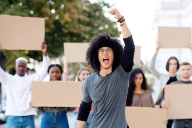 Sokakları protesto eden, okuldaki yolsuzlukla ve bedava eğitimle mücadele eden boş pankartlarla uluslararası öğrenci grubunun lideri. Öğrenci grevi, kampüs grevi konsepti