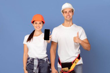 Siyah ekranlı, işaret parmağıyla akıllı telefonu gösteren, uygulamanız veya web siteniz için kopyalama alanı gösteren, mavi arka planda duran,