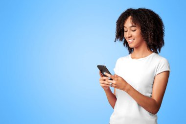 Olumlu duygular, çevrimiçi sohbet, sosyal ağlar, yazışmalar ve iyi ruh hali. Mutlu Milenyum Afrikalı Amerikalı bayan, iyi bir mesaj okuyun, menekşe arka planda izole edilmiş, boş alan, stüdyo çekimi