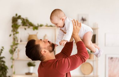 Sevimli baba yeni doğmuş kızıyla oynuyor kucağına alıp kucağına alıyor kucağında kucağında kucağında kucağında kucağında kucağında çocuğu. Babalar Sevgi, Ebeveynlik ve Babalık Mutluluk Konsepti