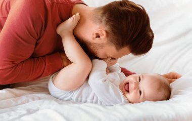 Baba sevgisi. Baba, küçük oğlana sarılıp evde yatarak vakit geçiriyordu. Babacığının şirin bebekle oynamasına bayılıyorum. Babalık, Ebeveynlik, Neşe ve Çocuk Bakımı