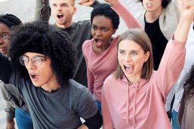 Çok ırklı öğrencilerin slogan atması, gösteri sırasında yumruk atması, eğitim reformlarına karşı savaşması, üst bakış açısı. Öğrenciler miting, gösteri, grev, protesto konsepti