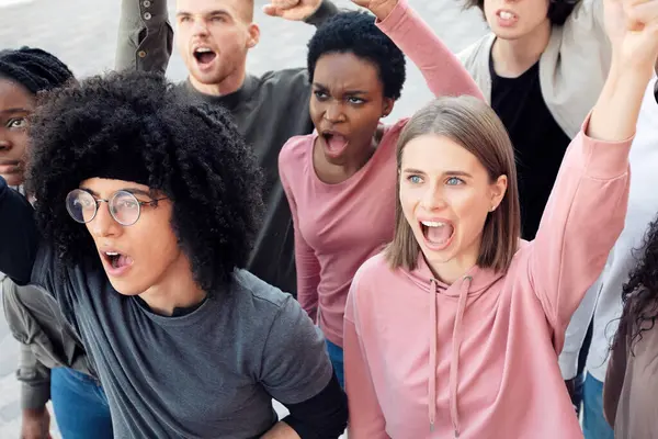 Çok ırklı öğrencilerin slogan atması, gösteri sırasında yumruk atması, eğitim reformlarına karşı savaşması, üst bakış açısı. Öğrenciler miting, gösteri, grev, protesto konsepti