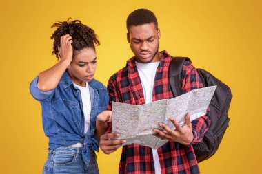 Afrikalı Turistler Tatil Planlamada Sorun Yaşıyor Harita Seçme Yeri Stüdyoda Sarı Arkaplanda Duruyor. Seyahat Sorunları Konsepti. Boşluğu Kopyalayan Panorama