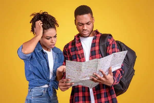 Afrikalı Turistler Tatil Planlamada Sorun Yaşıyor Harita Seçme Yeri Stüdyoda Sarı Arkaplanda Duruyor. Seyahat Sorunları Konsepti. Boşluğu Kopyalayan Panorama