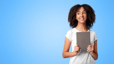 Çalışma ya da eğitim uzaktan kumandası, yaratma fikri, internette satış ve harika bir teklif. Neşeli Afrikalı Afrikalı Amerikalı kadın dijital tablet tutuyor ve boş alana bakıyor, mor arka planda izole edilmiş, stüdyo çekimi