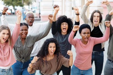 Çok ırklı protestocular sokakta ırkçılığa karşı grev yapıyor. Uluslararası gençlerden oluşan bir grup hükümet binasının yanında isyan çıkarıyorlar. Irkçılık, ayrımcılık kavramı