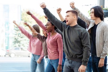 Çok ırklı protestocuların sokakta ırkçılığa karşı grev yapması, kopyalama alanı. Uluslararası gençlerden oluşan bir grup hükümet binasının yanında isyan çıkarıyorlar. Irkçılık, ayrımcılık kavramı