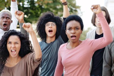 Çok ırklı protestocular sokakta ırkçılığa karşı grev yapıyor. Uluslararası gençlerden oluşan bir grup hükümet binasının yanında isyan çıkarıyorlar. Irkçılık, ayrımcılık kavramı