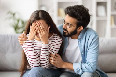 Sevgi dolu Hintli bir adam teselli ediyor üzgün bir kadını teselli ediyor, psikolojik destek veriyor şefkat gösteriyor, keder ya da sorunun paylaşılmasına yardım ediyor, düşük yapıyor, çift ilişkilerinde empati kuruyor.