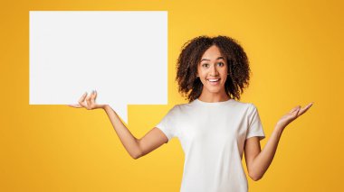Kadın düşünceleri, blog yazarları tüyolar, tavsiyeler ve tavsiyeler. Beyaz tişörtlü mutlu Afro-Amerikan bayan mesaj için soyut boş alan tutuyor, sarı arka planda izole edilmiş, stüdyo çekimi, panorama