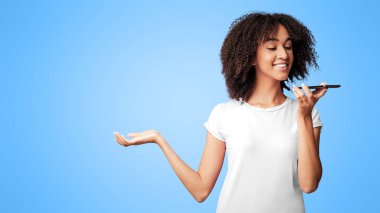 Ses komutu, arama motoru ve mobil uygulama. Neşeli, duygusal, Afro-Amerikan bayan telefonu tut ve ses uygulamasında şarkı söyle, mor arka planda izole edilmiş, boş alan, stüdyo çekimi