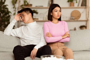 Asyalı bir çift, evde birbirleriyle konuşmadıkları için kavga ettikten sonra rahatsız oldular. Aile Kavgası, Ayrılık ve İlişki Krizi Sonrası Eşler