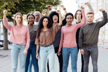 Çok ırklı protestocular sokakta ırkçılığa karşı grev yapıyor. Uluslararası gençlerden oluşan bir grup hükümet binasının yanında isyan çıkarıyorlar. Irkçılık, ayrımcılık kavramı