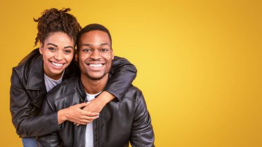 Stüdyoda sarılıp poz veren, kameraya gülümseyen sevimli Afrikalı Amerikalı çift. Siyahi Erkek Arkadaş ve Kız Arkadaş Kucaklaşma, Mutluluk, Romantik İlişki Kavramı