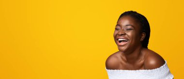 Laughing Black Woman Eating Vegetable Salad Over Yellow Background, Positive Joyful African American Lady Holding Bowl With Healthy Lunch, Enjoying Vegetarian Nutrition And Dieting, Free Space