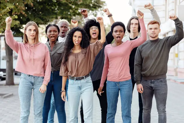 Çok ırklı protestocular sokakta ırkçılığa karşı grev yapıyor. Uluslararası gençlerden oluşan bir grup hükümet binasının yanında isyan çıkarıyorlar. Irkçılık, ayrımcılık kavramı