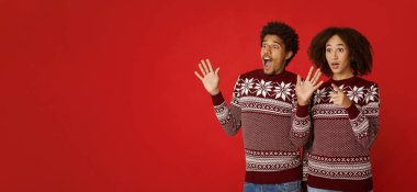 Vay canına, en iyi hediyeyle ilgili rüya gerçekleşiyor. Mutlu ve şok olmuş Afro-Amerikan ailesi boşluğa bakıyor, ağzı açık genç bir kadın parmağı açık, erkek duygularını ifade ediyor, stüdyo çekimi.