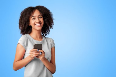 Modern iletişim, iyi reklam, sohbet ve online ilişkiler. Gülümseyen Afrikalı Amerikalı kadın kameraya bakıyor, harika bir mesaj okuyor, menekşe arka planda izole edilmiş, boş alan, stüdyo çekimi