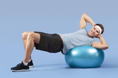 Atletik genç adam spor yaparken spor yaparken eflatun atölyesinin arka planında, fotokopi odasında. Milenyum sporcusunun tam boy portresi vücut kaslarını çalıştırıyor, jimnastik yapıyor.