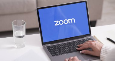 KHARKIV, UKRAINE - 31 Temmuz 2020: Video konferansları için Zoom Cloud Meetings uygulamaları logosunu gösteren dizüstü bilgisayar, canlı sohbet