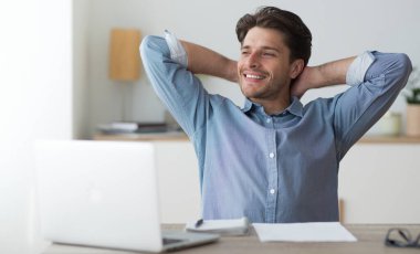 Başarılı Girişimci. Genç İş Adamı Ofiste Laptop Bilgisayar Oturan Rahatlatıcı.