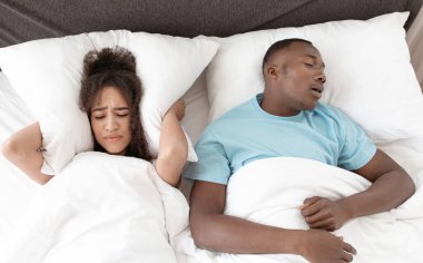 Apne, çıldırmış, horlama uykusuzluğu çekiyor. Koca yüksek sesle horluyor ve sinirli genç afro-amerikan karısı gürültüden uyuyamıyor, bayan kulaklarını yastıkla örtüyor, üst manzara, boş alan