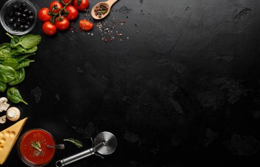 Siyah Arkaplanda Pizza Pişirme İçindekiler Tarifi İçin Boş Alan