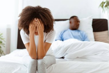 Üzgün aşıklar ardı ardına kavga eder, görmezden gelir, seksten kaçınır, sinirli çiftler konuşmazlar, incinirler veya inatçı ve cinsel sorunlar yaşarlar. Mutsuz, ağlayan, Afro-Amerikan genç bayan yatağa oturur ve yüzünü kapatır.