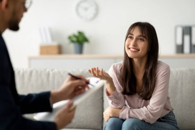 Başarılı bir terapi. Arap kadın müvekkil psikoloğa danışıyor, profesyonel yardıma minnettar. Mutlu bayan psikoterapistiyle konuşuyor, duygusal problemleri çözüyor.