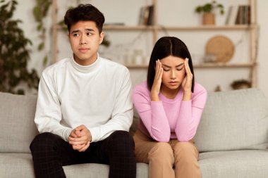 Çinli eşlerin konuşmaması evde evlilikle ilgili sorunlara yol açtı. Tartışma sonrası mutsuz bir aile çifti. Romantik İlişkinin Sonu, Boşanma ve Ayrılık Konsepti