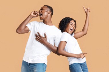 Duygusal siyahi erkek ve kadın, sarı arka planda dans edip şarkı söylüyorlar. Neşeli Afro-Amerikan aşıkları birlikte eğleniyor, müzik dinliyor, hareket ediyor ve çığlık atıyorlar.