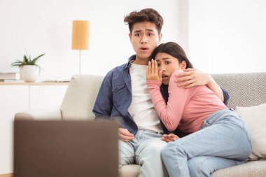 Asyalı bir çift dizüstü bilgisayarda korkunç filmler izliyor evdeki oturma odasında koltukta oturuyor. Koreli eşler birlikte Korku Haftasonu 'nu izliyorlar. Seçici Odaklanma